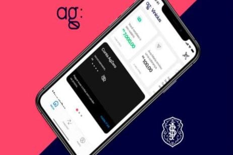 Celular com imagem do aplicativo do banco digital AgZero do Banco Safrao totalmente digital