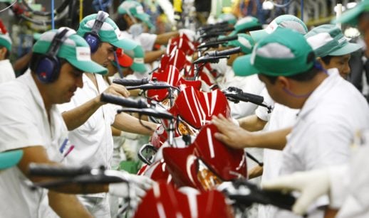 Operários na fábrica da Honda em Manaus