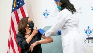 Kamala sendo vacinada