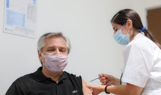 Alberto Fernnandez toma vacina