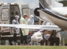 Pacientes sendo colocados em avião da FAB