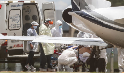 Pacientes sendo colocados em avião da FAB