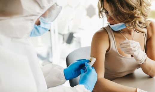 Vacina sendo aplicada em mulher