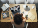 Mesa com pessoa em home office, com laptop e objetos de escritório