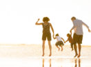 família se divertindo na praia, alusivo a segurança oferecida e a possibilidade de planejar o futuro com os produtos de seguro