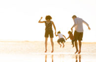 família se divertindo na praia, alusivo a segurança oferecida e a possibilidade de planejar o futuro com os produtos de seguro