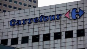 Fachada de loja Carrefour, destaque para o logo