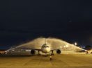 Avião chega ao Rio e recebe jatos de água dos bombeiros
