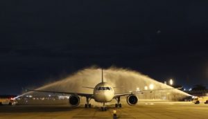 Avião chega ao Rio e recebe jatos de água dos bombeiros