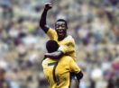 Pelé em comemoração de gol nos braços de companheiro da seleção brasileira de futebol