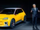 Presidente da Renault ao lado de um carro amarelo