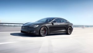 Modelo S, da Tesla, em estrada para foto comercial