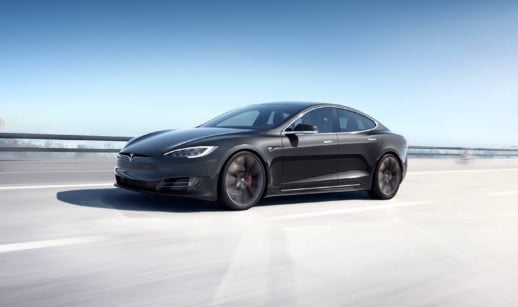 Modelo S, da Tesla, em estrada para foto comercial