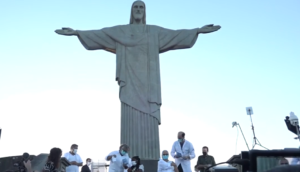 Vacinação começou no Cristo Redentor, no Rio