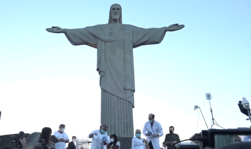 Vacinação começou no Cristo Redentor, no Rio