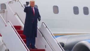 Trump se despede na escada do avião