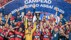 Festa do Flamengo erguendo taça do Brasileirão 202o. Premiação será de R$ 33 milhões