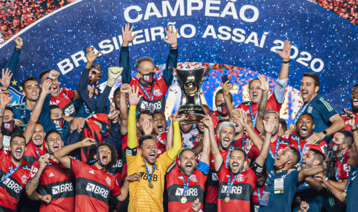 Festa do Flamengo erguendo taça do Brasileirão 202o. Premiação será de R$ 33 milhões