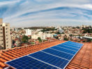 Painel de energia solar instalado no telhado de uma casa