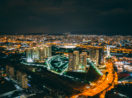 Foto aérea de São Paulo a noite, com iluminação pública em destaque