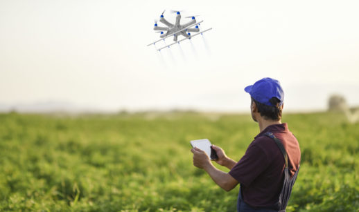 Agricultor usando drone para pulverizar plantação. Tecnologia é uma das essenciais aos negócios no futuro