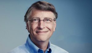 Bill Gates sorrindo com o rosto de frente para a câmera