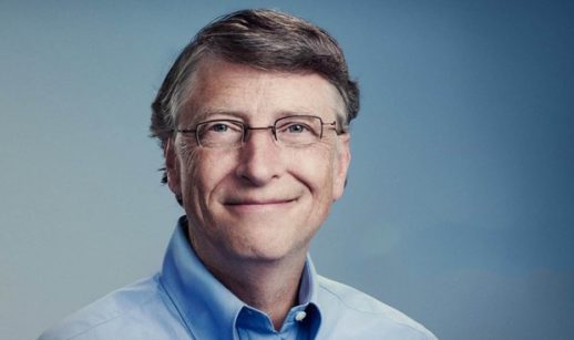 Bill Gates sorrindo com o rosto de frente para a câmera