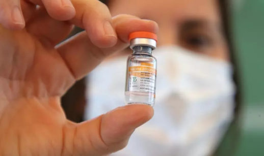 Dose da vacina Coronavac, produzida pela Sinovac. Insumo para mais doses devem chegar em São Paulo