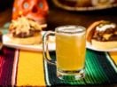 Michelada, drinque leva limão, gelo, pimenta, cerveja e pode ser servido em taças ou copos