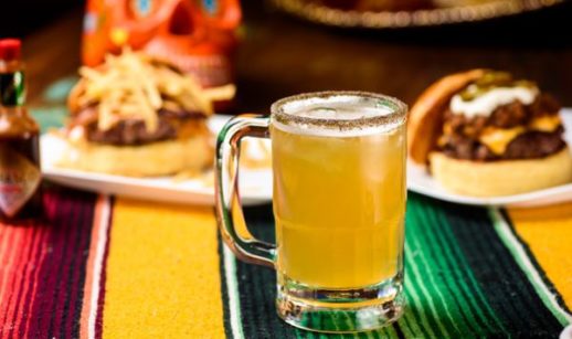 Michelada, drinque leva limão, gelo, pimenta, cerveja e pode ser servido em taças ou copos