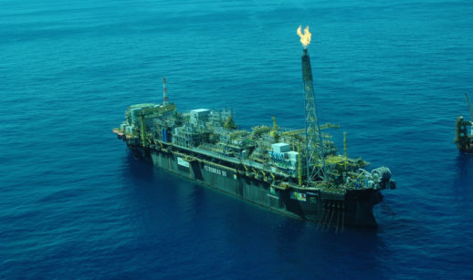 Navio para ações da Petrobras de extração de petróleo em alto mar