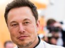Elon Musk olhando para frente