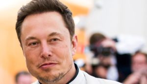 Elon Musk olhando para frente