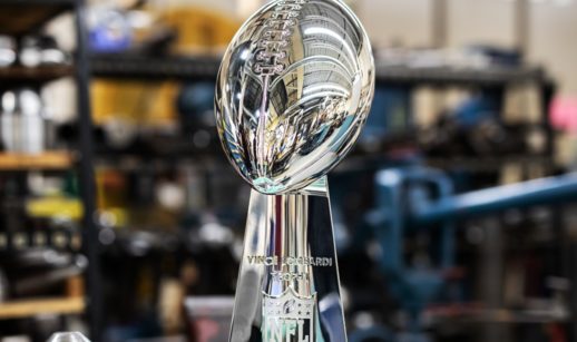 Troféu Vince Lombardi, feito pela Tiffany & Co., dado ao campeão do Super Bowl