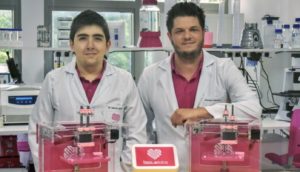 Laboratório da TissueLabs com seus dois fundadores se apoiando nas máquinas de impressão 3D