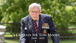 Capitão Tom Moore, herói da quarentena, com andador no Reino Unido