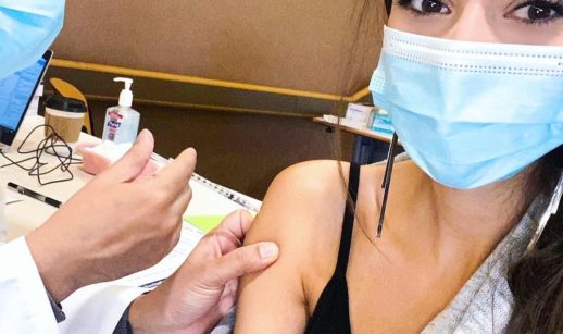 A dentista Nathalia Andrade, que trabalha nos Estados Unidos, postou selfie recebendo a vacina em suas redes sociais