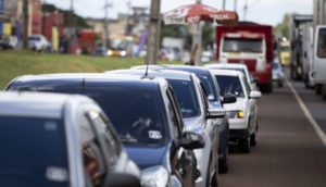 Trânsito em estrada de São Paulo, com carros e caminhões enfileirados