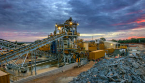 Máquina de mineração em meio a uma mina