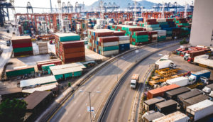 Comércio internacional com porto na china lotado de contêineres e com estrada ao lado
