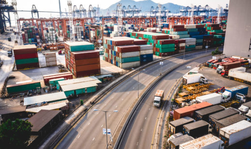 Comércio internacional com porto na china lotado de contêineres e com estrada ao lado