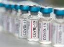 frascos de vacina contra covid-19 enfileirados