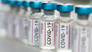 frascos de vacina contra covid-19 enfileirados