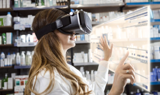 Mulher do grupo de consumidores do futuro em farmácia com óculos de realidade virtual