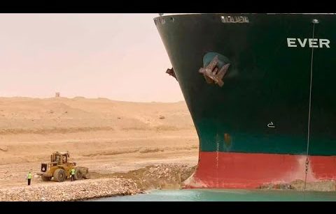 O navio Evergreen, que encalhou no Canal de Suez