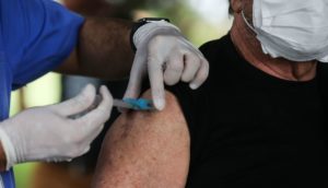 Idosos se vacinando contra covid-19