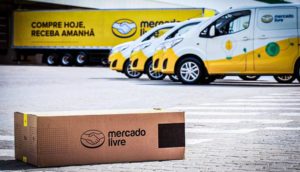 Frota de carros com caminhão do fundo, envelopados com a identidade visual do Mercado Livre no Brasil