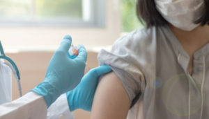 Menina recebendo vacina da covid-19