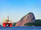 Plataforma de petróleo da Petrobras no Rio de Janeiro, com o Pão de Açúcar ao fundo