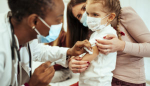 criança recebendo vacina